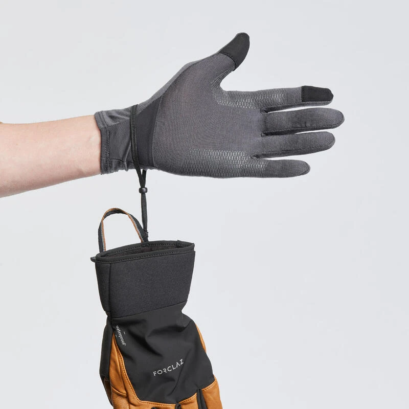 Sous-gants En Laine Mérinos De Trekking Montagne - MT500 Gris - Adulte 3 Sous-gants En Laine Mérinos De Trekking Montagne - MT500 Gris - Adulte – Image 3